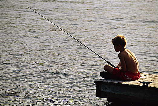 男孩,泳衣,坐,码头,钓鱼