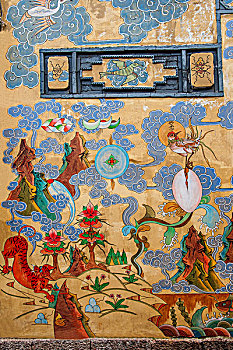 云南丽江古城小巷大型纳西族神话与传说艺术壁画