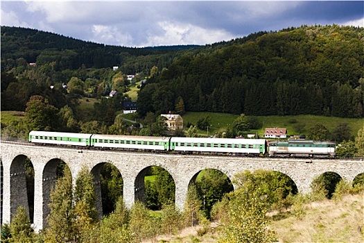 客运列车,高架桥,山谷,捷克共和国