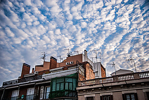 建筑,屋顶,高积云,云,天空,巴塞罗那,西班牙