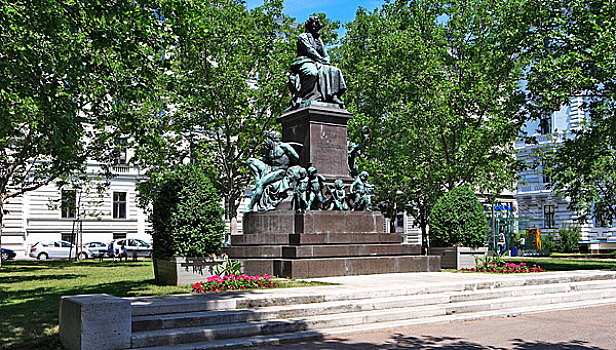贝多芬广场,贝多芬塑像