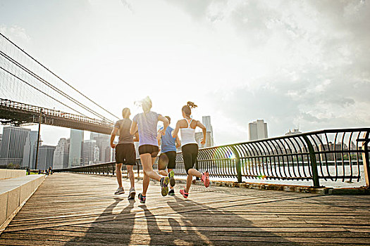 四个,成年,跑步,跑,正面,布鲁克林大桥,纽约,美国