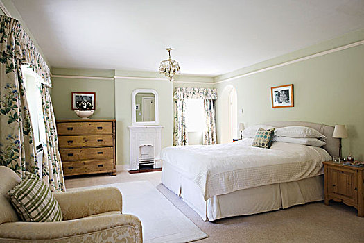 双人床,软垫,床头板,乡村,木质,柜子,花,帘,宽敞,卧室