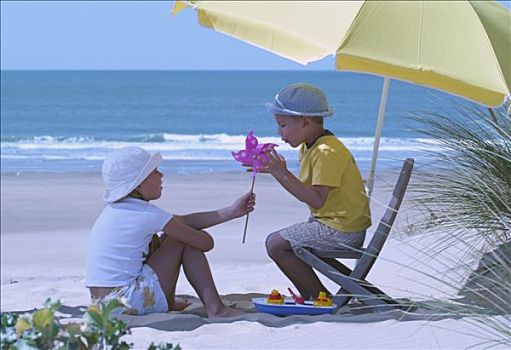 男孩,女孩,海滩,拿着,粉色,风车,吹,黄色,遮阳伞