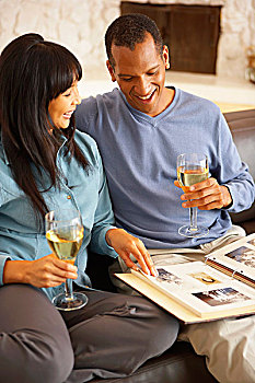 情侣,沙发,喝,白葡萄酒,看,相册