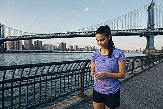 美女,跑步,读,智能手机,正面,曼哈顿大桥,纽约,美国