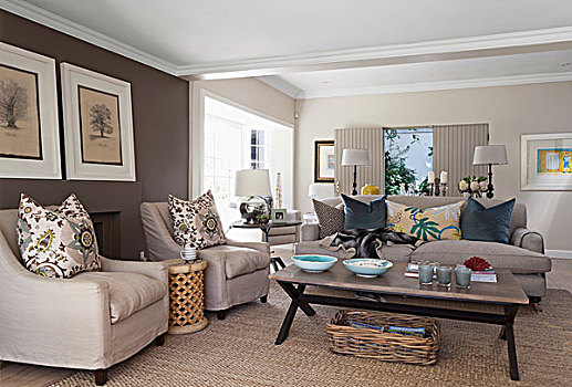 苍白,扶手椅,散落,垫子,茶几,宽敞,客厅,墙壁