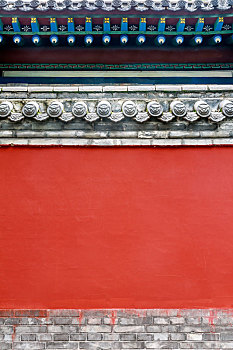 灰色瓦当红色墙面的中式传统围墙