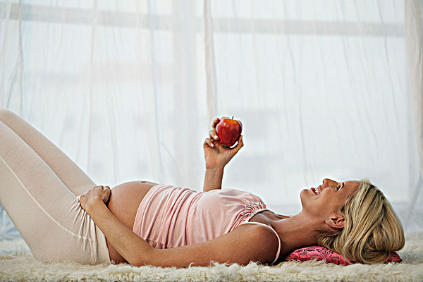 孕妇,卧,拿着,苹果
