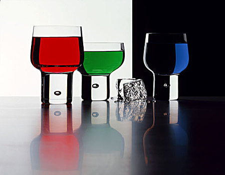 玻璃杯,红色,蓝色,绿色,液体,冰块