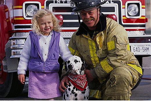 肖像,成年,雄性,消防员,女孩,斑点狗,消防车