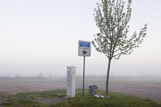停放,自动售票机,树,垃圾箱,晨雾,吕根岛,梅克伦堡州,德国