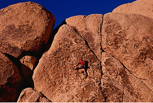 男人,攀岩,约书亚树国家公园,加利福尼亚,美国