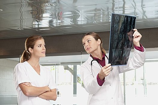 女医生,展示,核磁共振扫描,报告,医护人员