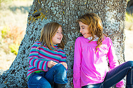 姐妹,儿童,女孩,微笑,坐,放松,橡树,树干,牛仔裤