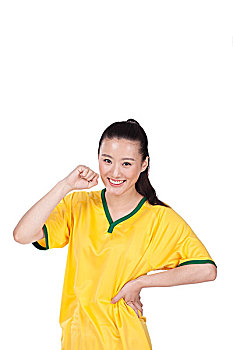 一个穿足球队服的女青年