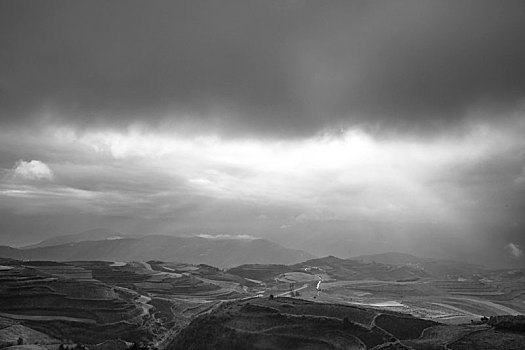 东川红土地的光影