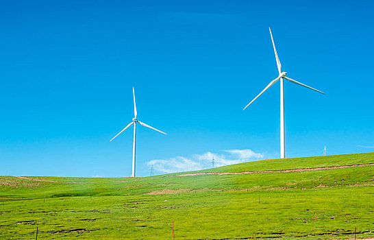 草原上的风力发电设备