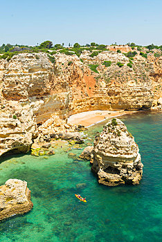 皮筏艇,蓝绿色海水,崎岖,岩石海岸,砂岩,岩石构造,海中,阿尔加维,拉各斯,葡萄牙,欧洲