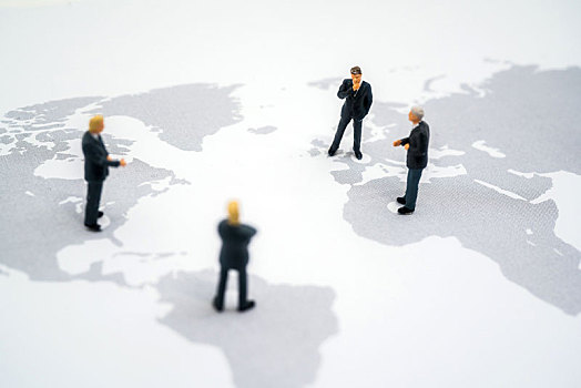 微缩商业老板小人站在世界地图上商议合作