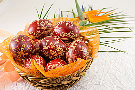 红色手绘复活节彩蛋和橙色鲜花