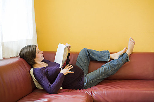 孕妇,读,书本,躺着,沙发