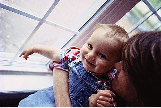 母亲,搂抱,婴儿,靠近,窗户