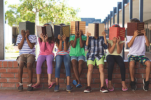 学生,隐藏,后面,书本,坐,砖墙