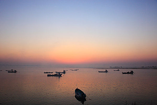 湖,渔船,黎明