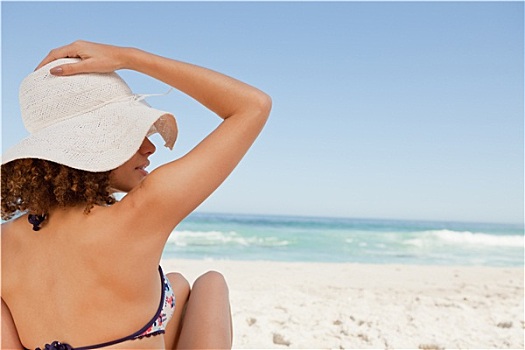 美女,坐,沙滩巾,拿着,帽子