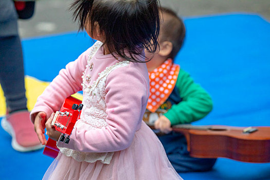 一群小孩在室外公園,學習彈吉他,玩著乌克丽丽