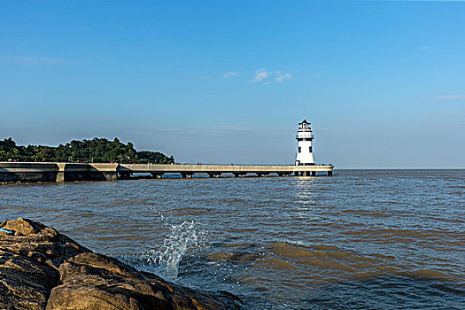 海岛灯塔海岸线