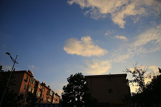 山东省日照市,夏日天气一日多变,上午阴云密布下午蓝天白云