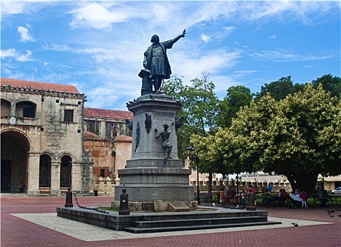 哥伦布雕像,广场