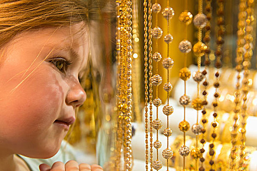 女孩,看,黄金,饰品,出售,窗户,店,黄金市场,迪拜,阿联酋