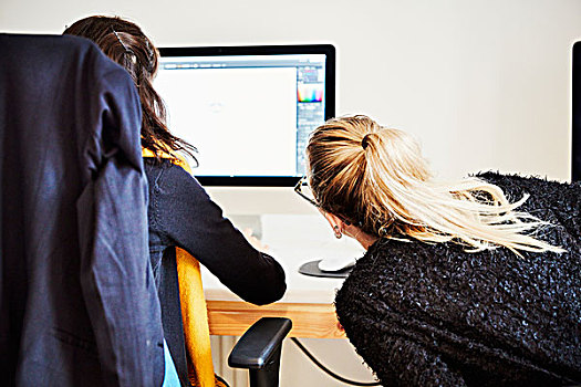 两个女人,坐,分享,电脑屏幕,讨论,满意