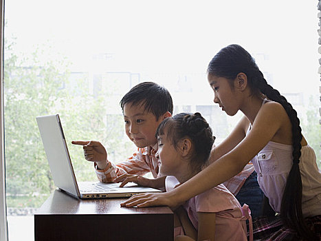 三个孩子,坐,正面,大窗,笔记本电脑