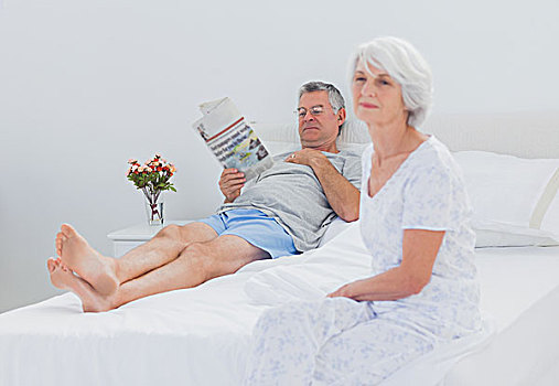 成年,女人,坐,床,丈夫,读,报纸,背景