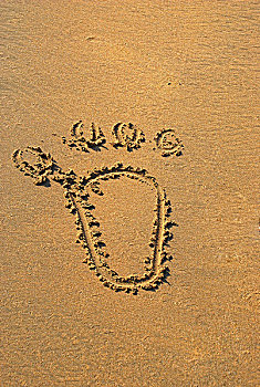 海滩上画着一个人脚型的图案