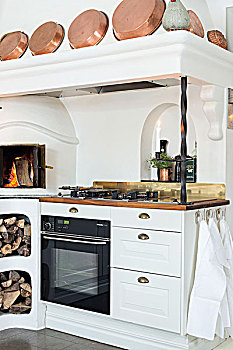 白色,厨房操作台,烤炉,壁炉,木柴,铜质平底锅,壁炉台,排风罩