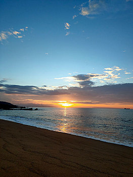 三亚三面佛旁的野沙滩的日出