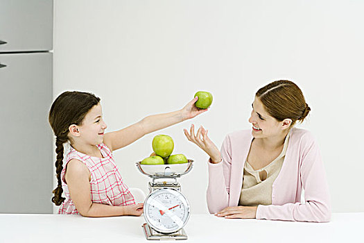 母女,称重,苹果,称,微笑,相互,女孩,拿着,向上,一个