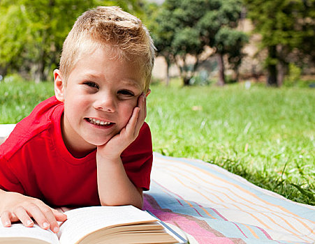 可爱,小男孩,读,野餐