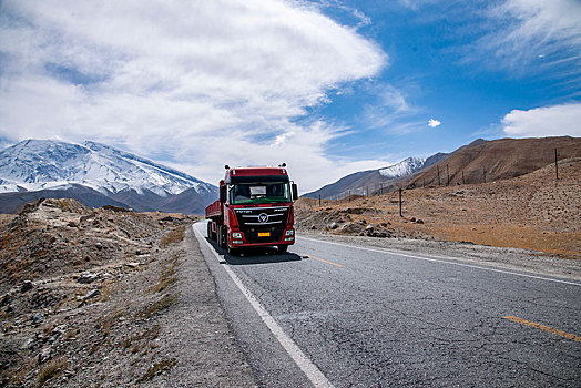 行驶在帕米尔高原g314国道公路上的大货车