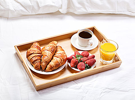 床上早餐,咖啡,牛角面包,草莓,果汁