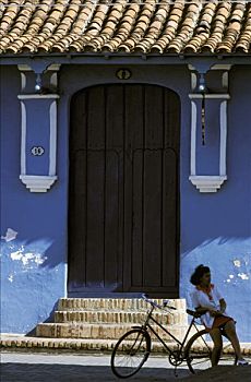 西印度群岛,古巴,卡马圭,女人,自行车,正面,房子