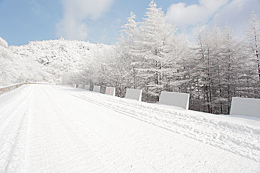 陕西秦岭分水岭公路雪景