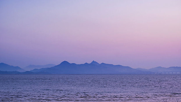 海对面远山如黛