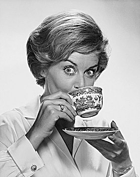 肖像,中年,女人,喝,茶杯