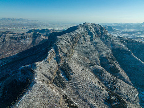 航拍济南章丘胡山雪景